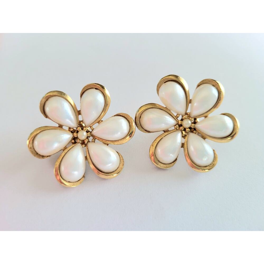 Vintage Crown Trifari 50s 60s Milk Glass Flower Earrings Clip On